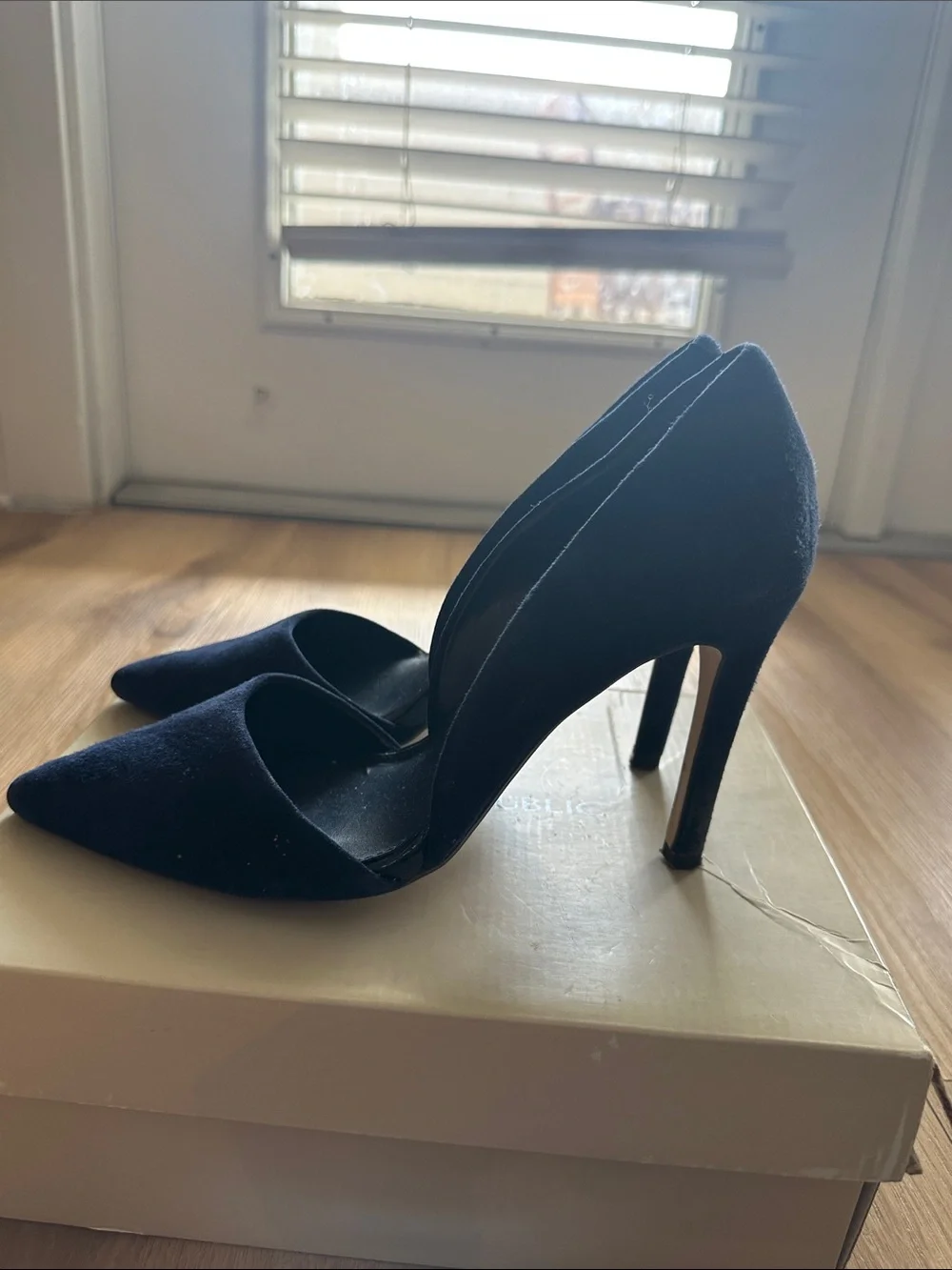 Banana Republic Pointed Toe Pumps in Navy